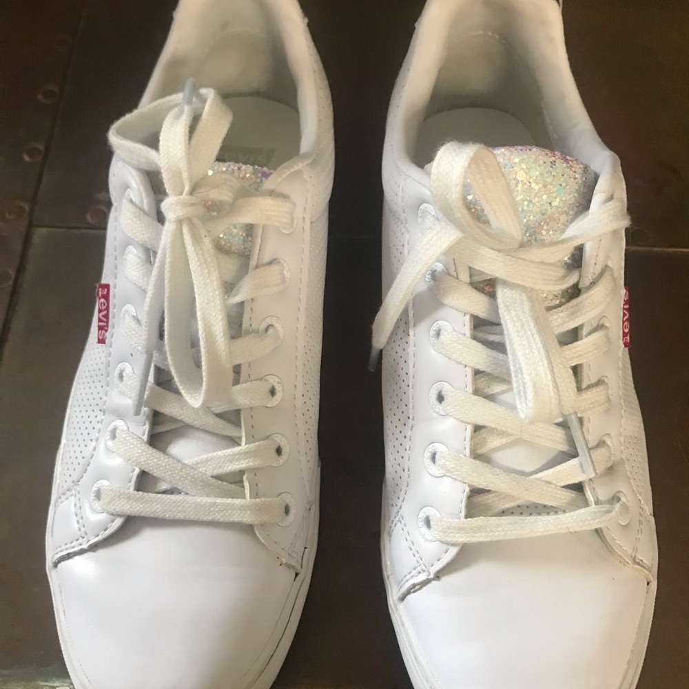 Levi’s leather sneaker w/ sparkle glitter- size 7
